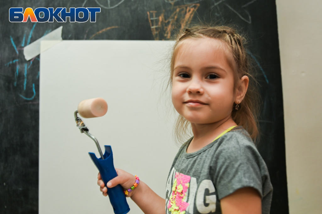 Маленькие астраханцы учатся рисовать на мастер-классе, мастер-класс по рисованию в Астрахани, Рисовалка в Астрахани, уроки рисования для маленьких астраханцев