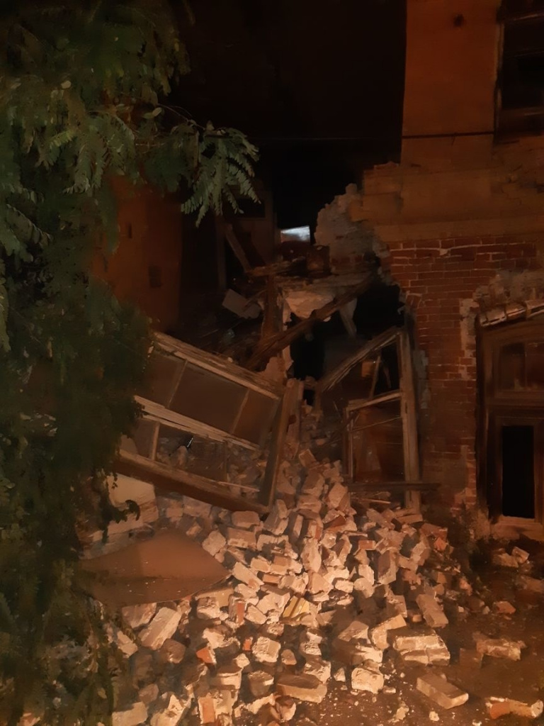 в Астрахани обрушилась стена дома, аварийные дома в Астрахани, обрушилась стена аварийного дома