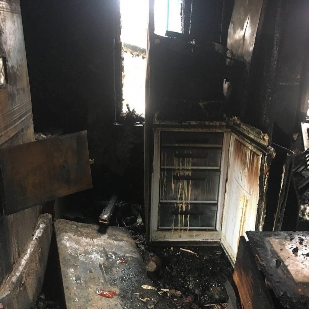 в Ахтубинске сгорел дом, многодетная семья осталась без дома, у многодетной семьи в Ахтубинске сгорел дом
