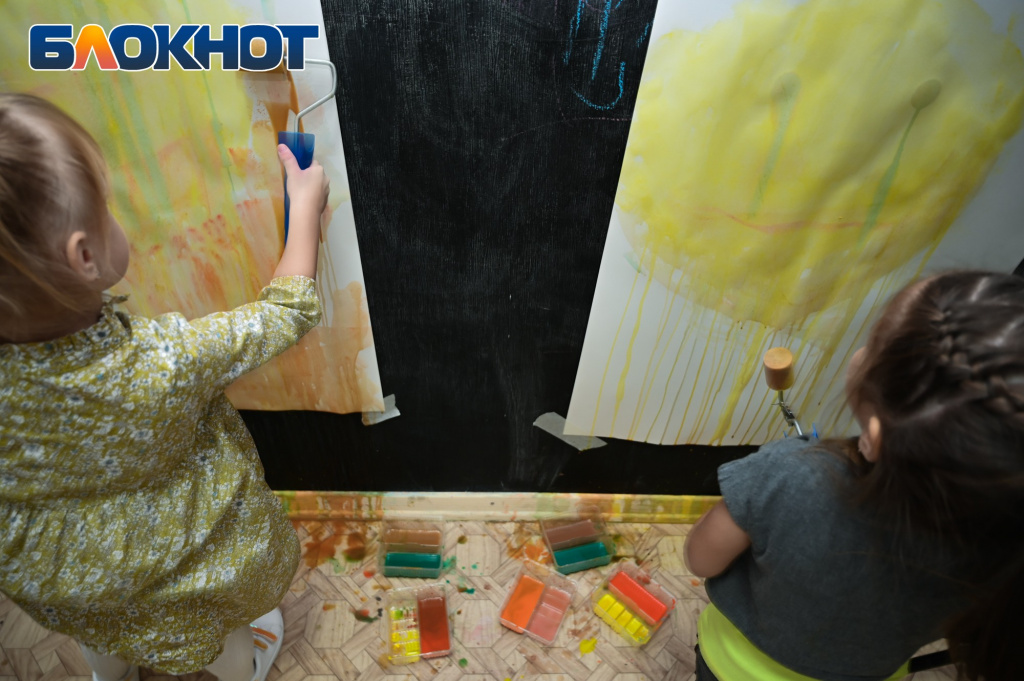 Малыши в Астрахани учатся рисовать, мастер-класс по рисованию в Астрахани, Рисовалка в Астрахани, уроки рисования для маленьких астраханцев