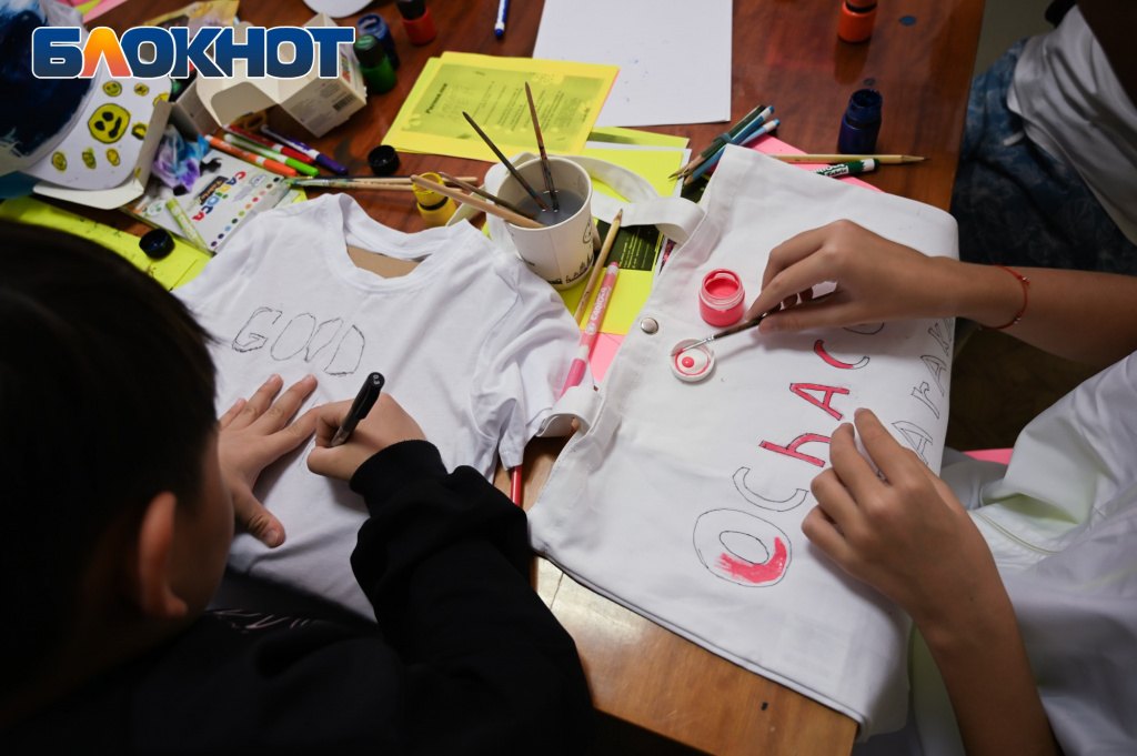Астраханцы учились кастомизировать вещи, мастер-класс по рисованию в Астрахани, Рисовалка в Астрахани, уроки рисования для маленьких астраханцев