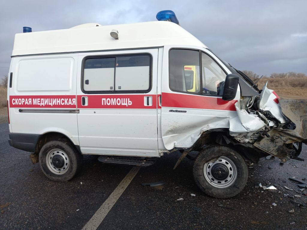 астраханская авария, авария в Астраханской области, ВАЗ столкнулся со скорой