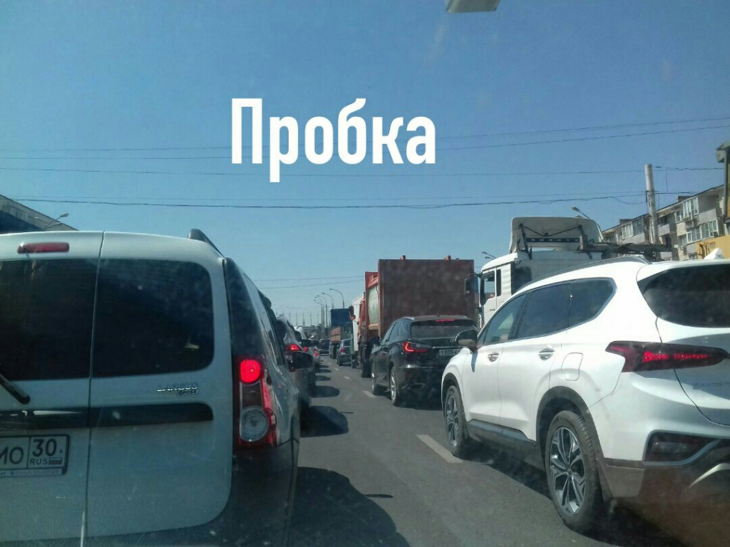 Пробка по обе стороны Нового моста, авария в Астрахани, астраханская авария