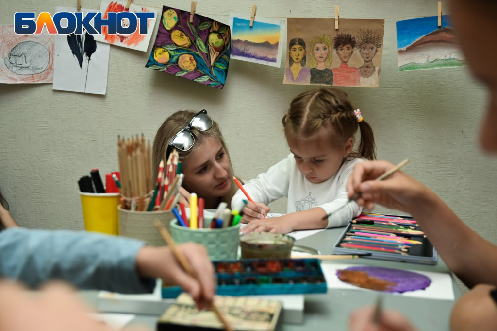 Маленькие астраханцы учатся рисовать, мастер-класс по рисованию в Астрахани, Рисовалка в Астрахани, уроки рисования для маленьких астраханцев