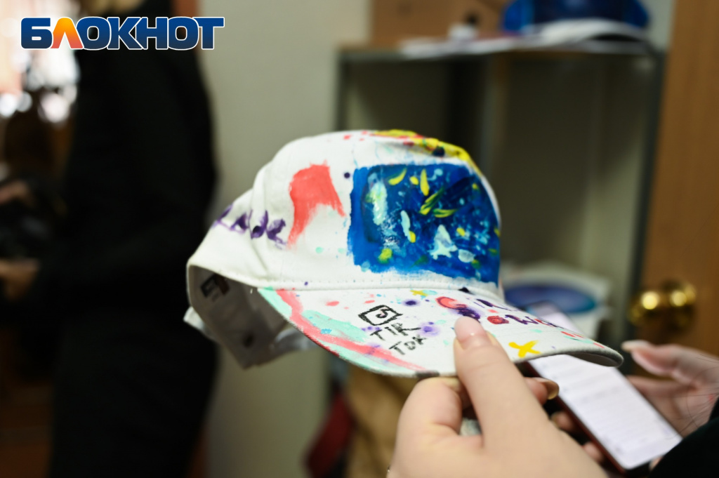 Астраханцы учились кастомизировать кепку, мастер-класс по рисованию в Астрахани, Рисовалка в Астрахани, уроки рисования для маленьких астраханцев